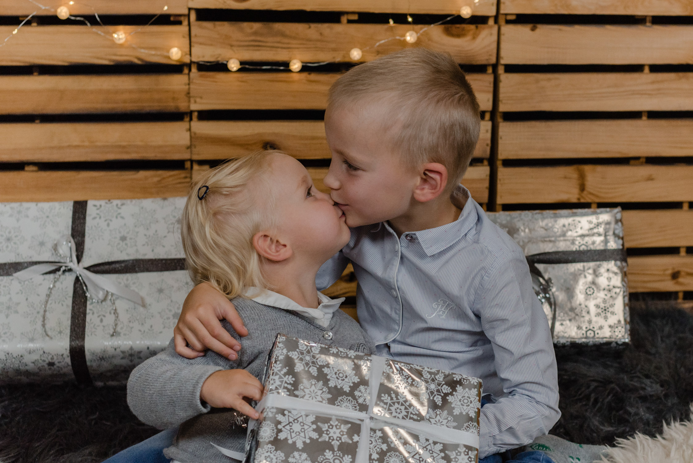 Geschwister beim Weihnachtsshooting – Janina Haner Photography
